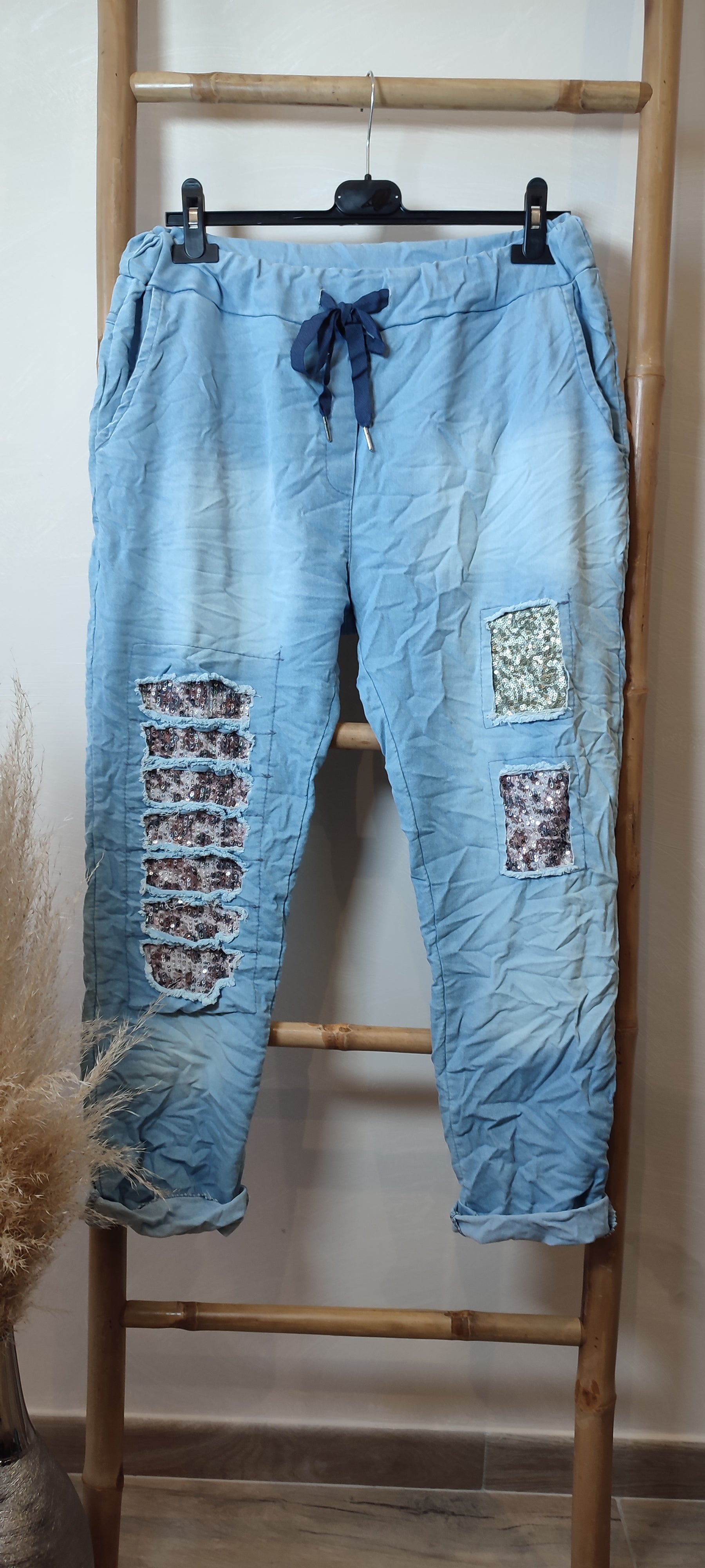 Pantalon Bleu Jean Délavé Empiècements Sequins GINO – Boutique