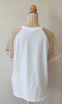 Tee-Shirt Blanc à Manches Résilles et Pompons LOVE