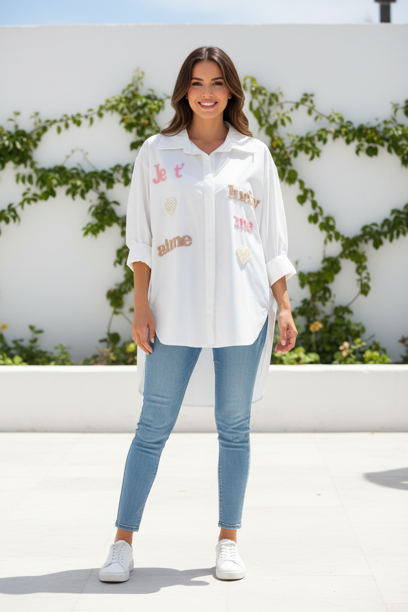 Chemise blanche "Je t'aime" – debout pieds joints