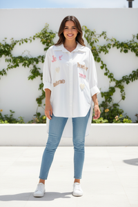 Chemise blanche "Je t'aime" – debout pieds joints