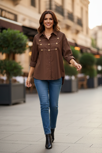 Chemise marron style officier portée avec une posture naturelle et souriante