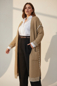 Gilet long camel avec chemise blanche et pantalon Alban