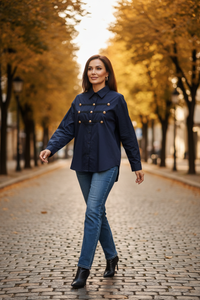 Nouvelle photo de la chemise marine portée avec un jean droit