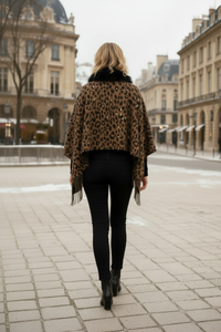 Poncho Echarpe Imprimé Léopard et Fourrure Noire - Sans Bijoux