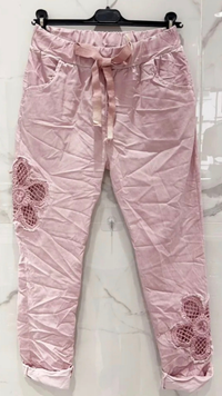 Pantalon Rose Poudré Délavé à Fleurs Ajourées AMODA