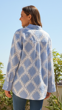 Chemise Rayée Bleu et Blanc Motif Losanges Dentelle MAE