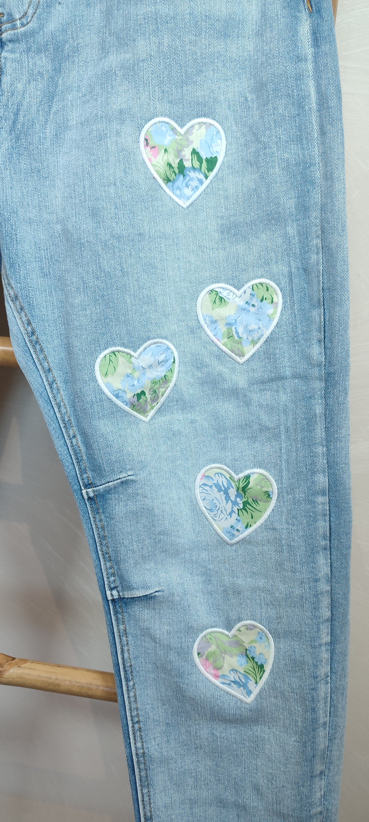 Jean Bleu à Motifs Coeurs Fleuris HARMONY