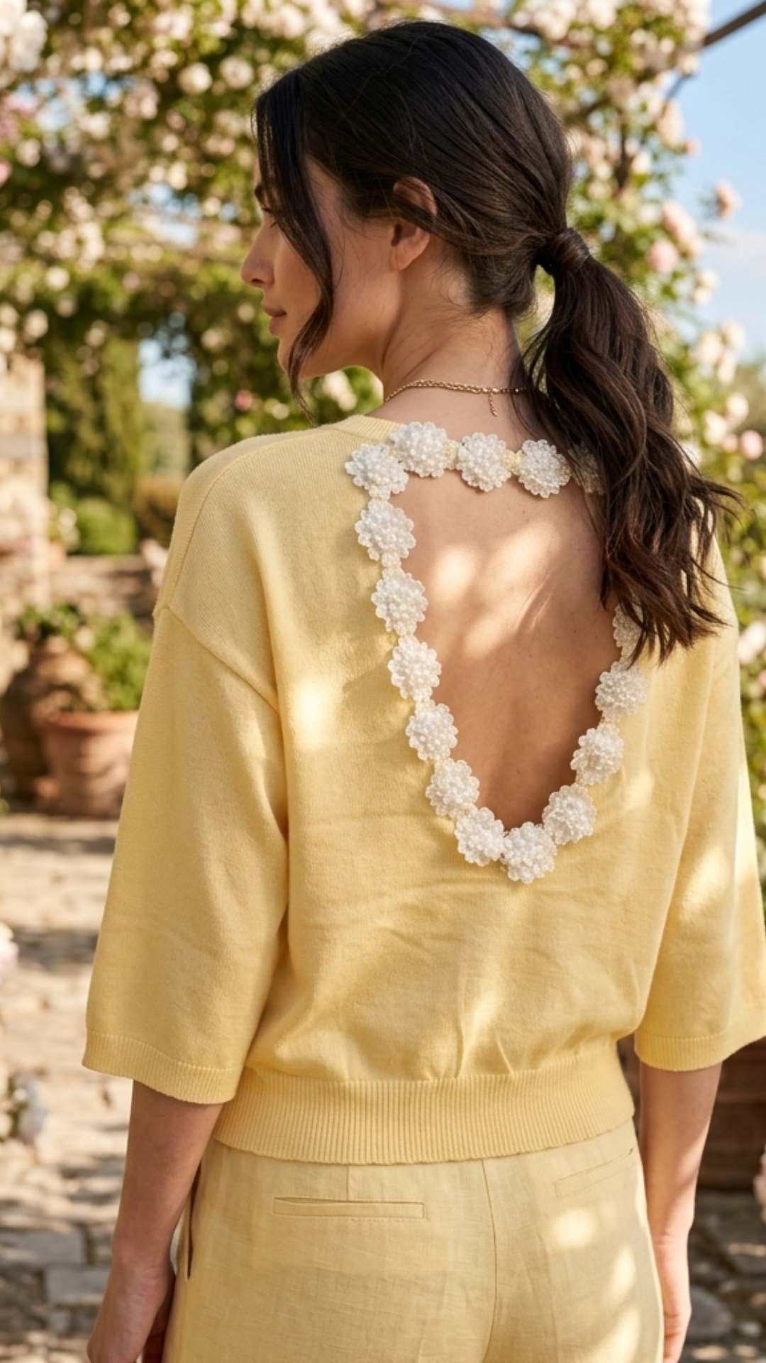Pull Jaune Dos Nu à Fleurs Blanches TITIA