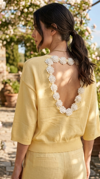 Pull Jaune Dos Nu à Fleurs Blanches TITIA
