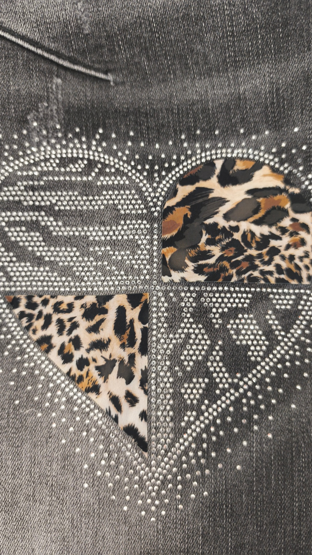 Jean Noir Délavé à Motif Coeur Strass et Léopard JUSTIN