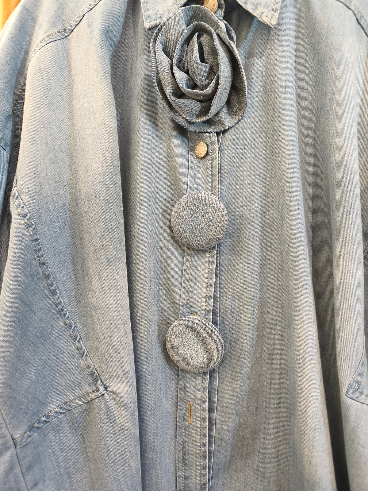 Chemise Jean Oversize à Gros Boutons et Rose en Relief TAÏS