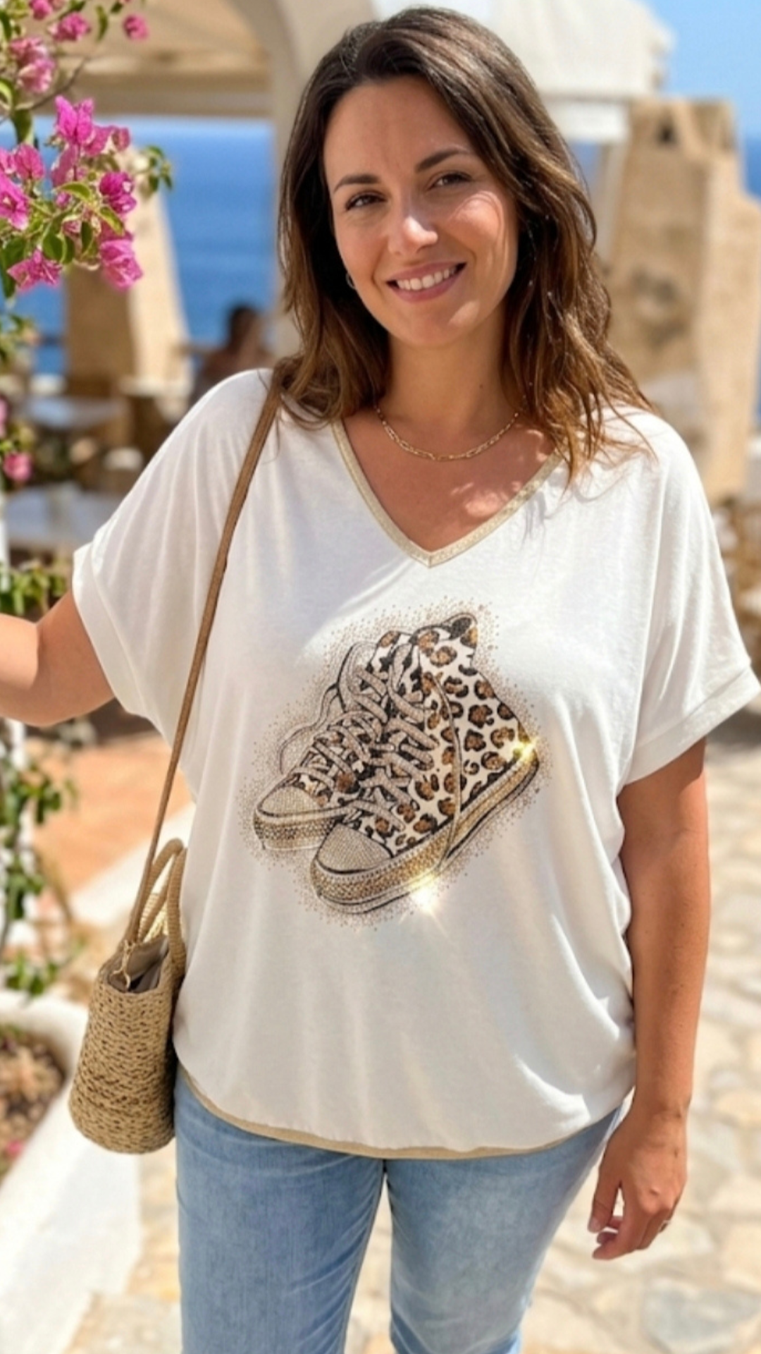 Tee-Shirt Blanc Cassé à Motif "Baskets & Strass"