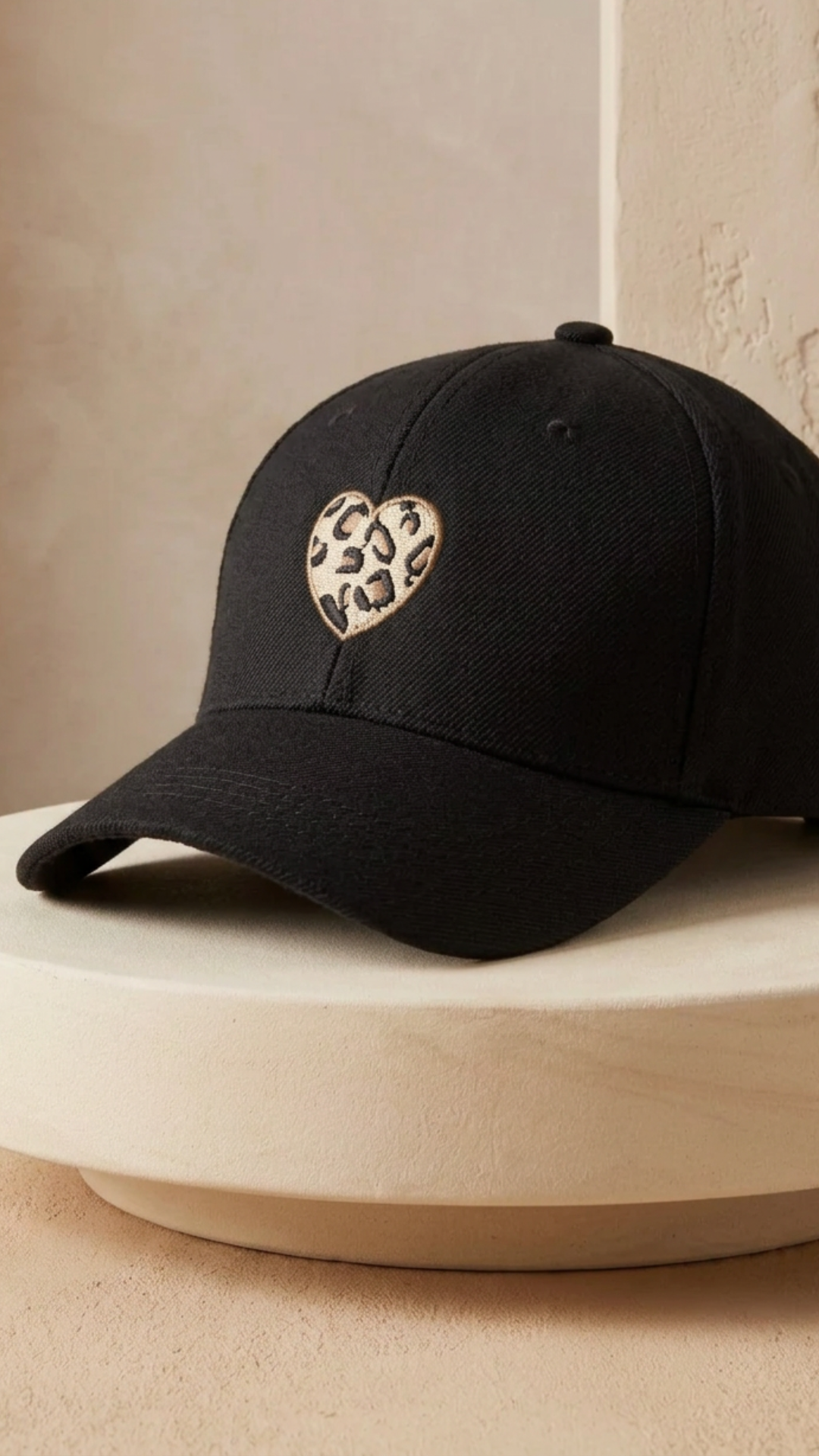 Casquette Noire Imprimé Coeur Léopard MONIA