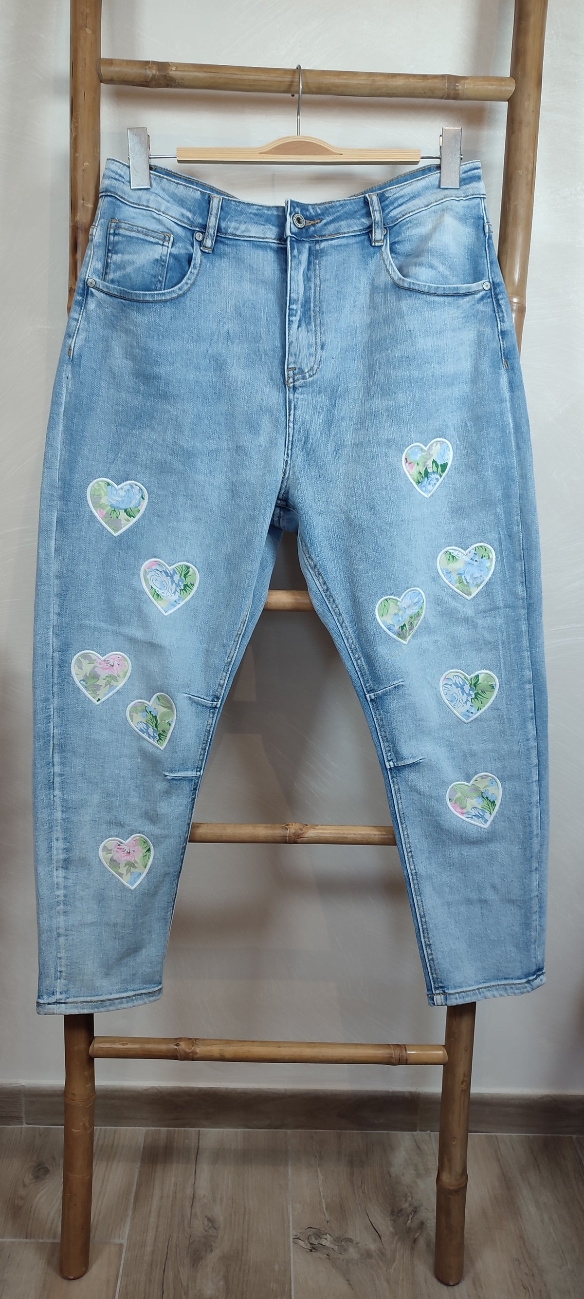 Jean Bleu à Motifs Coeurs Fleuris HARMONY