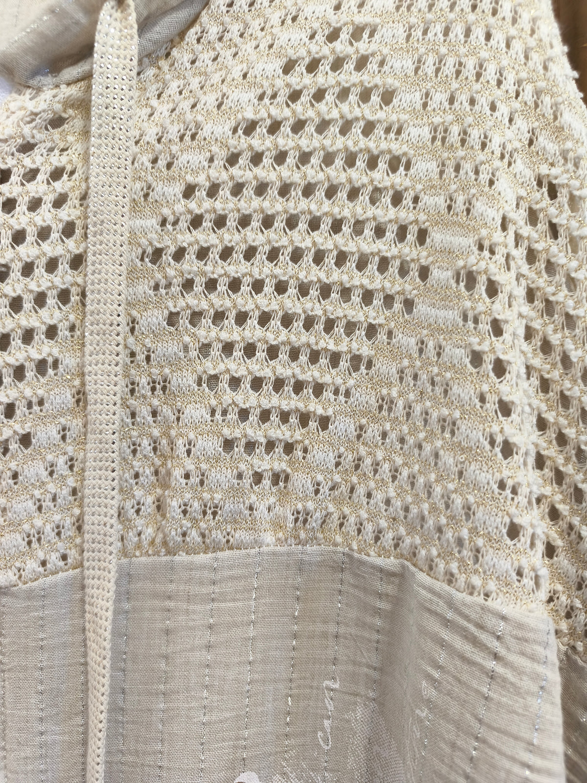 Veste à Capuche Gaufré & Crochet Ajouré – Broderie Dorée HOPE