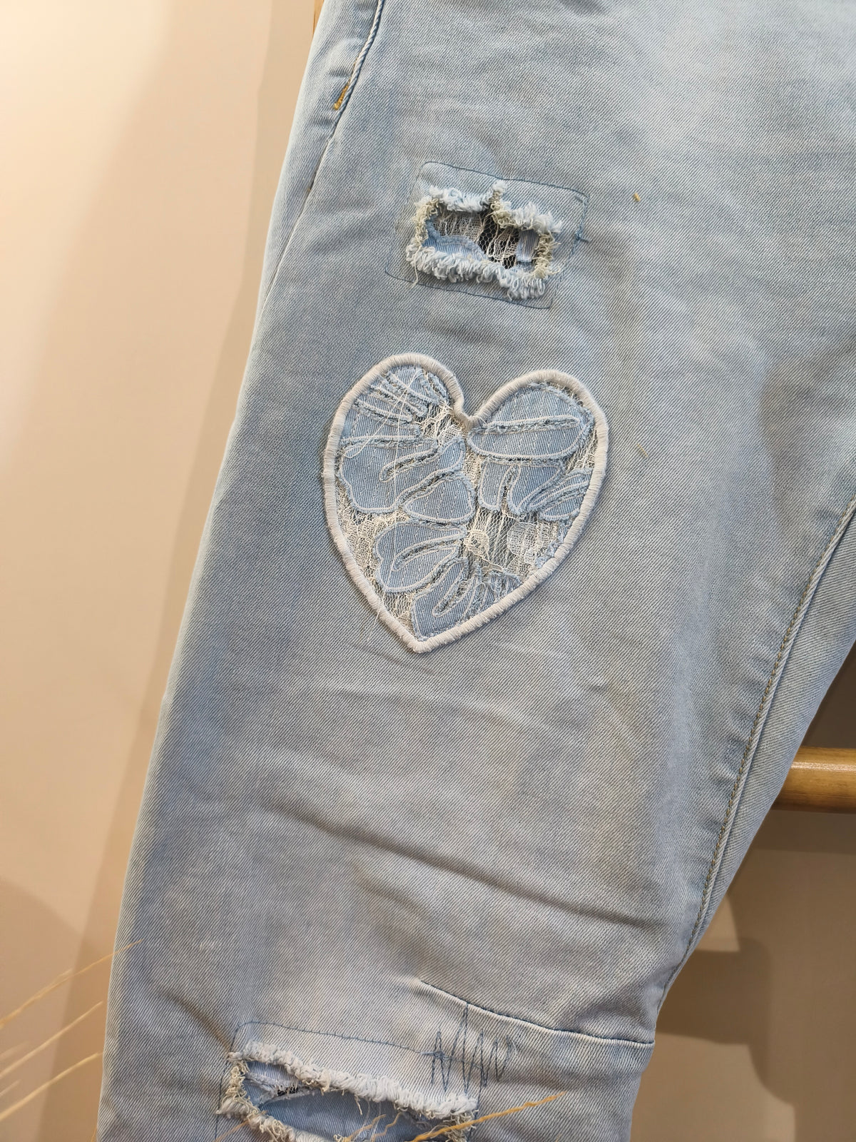 Jean Bleu Clair à Empiècements Coeurs Dentelle AROMA