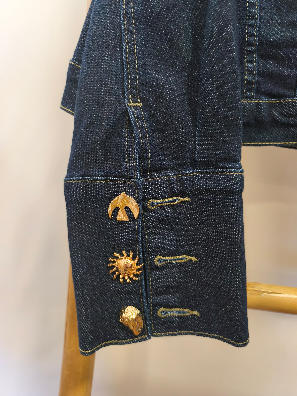 Veste en Jean Bleu Brut à Boutons Fantaisie Dorés AMBRE