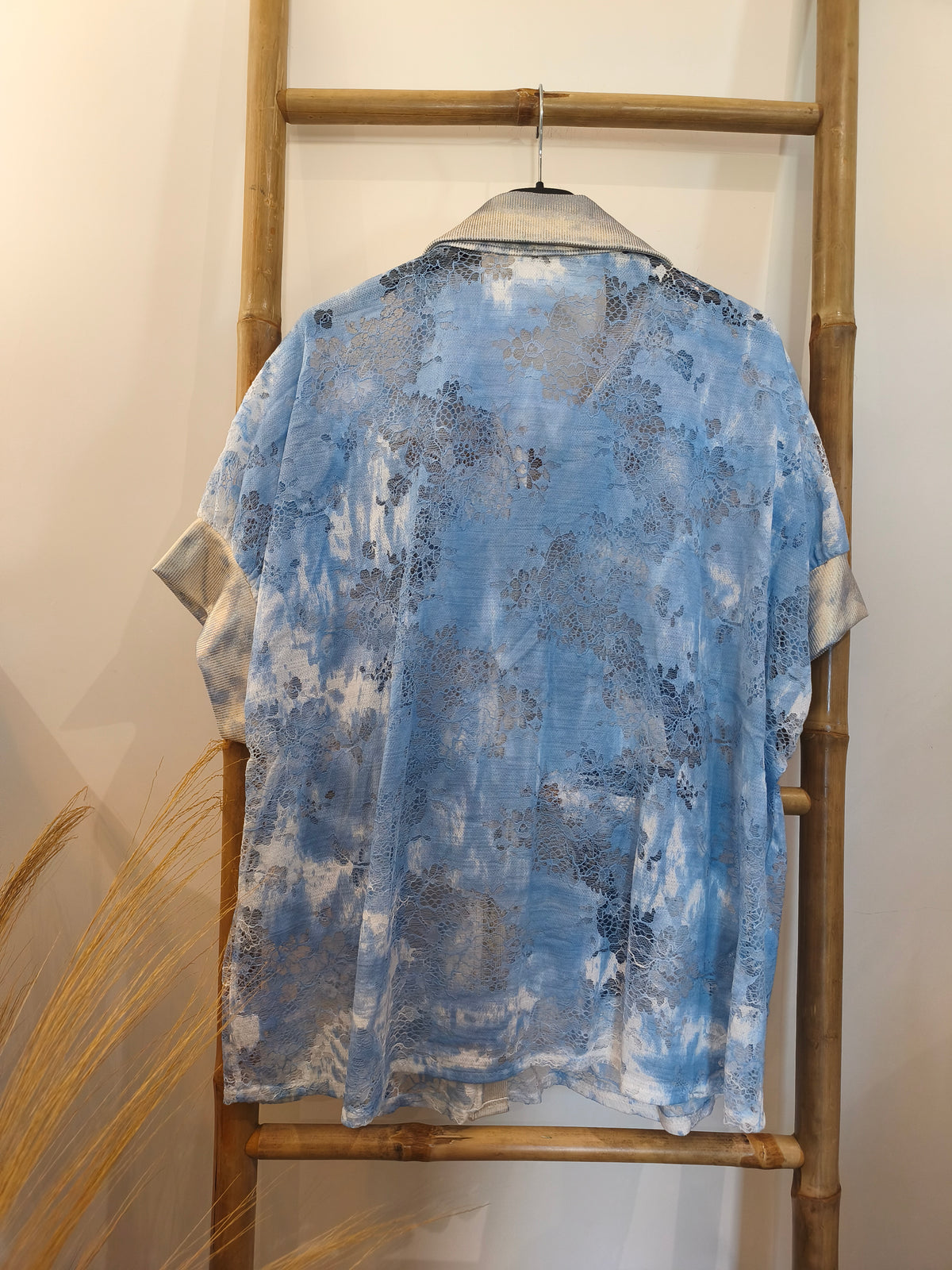 Chemisette Dentelle Bleue à Inscription LOVE