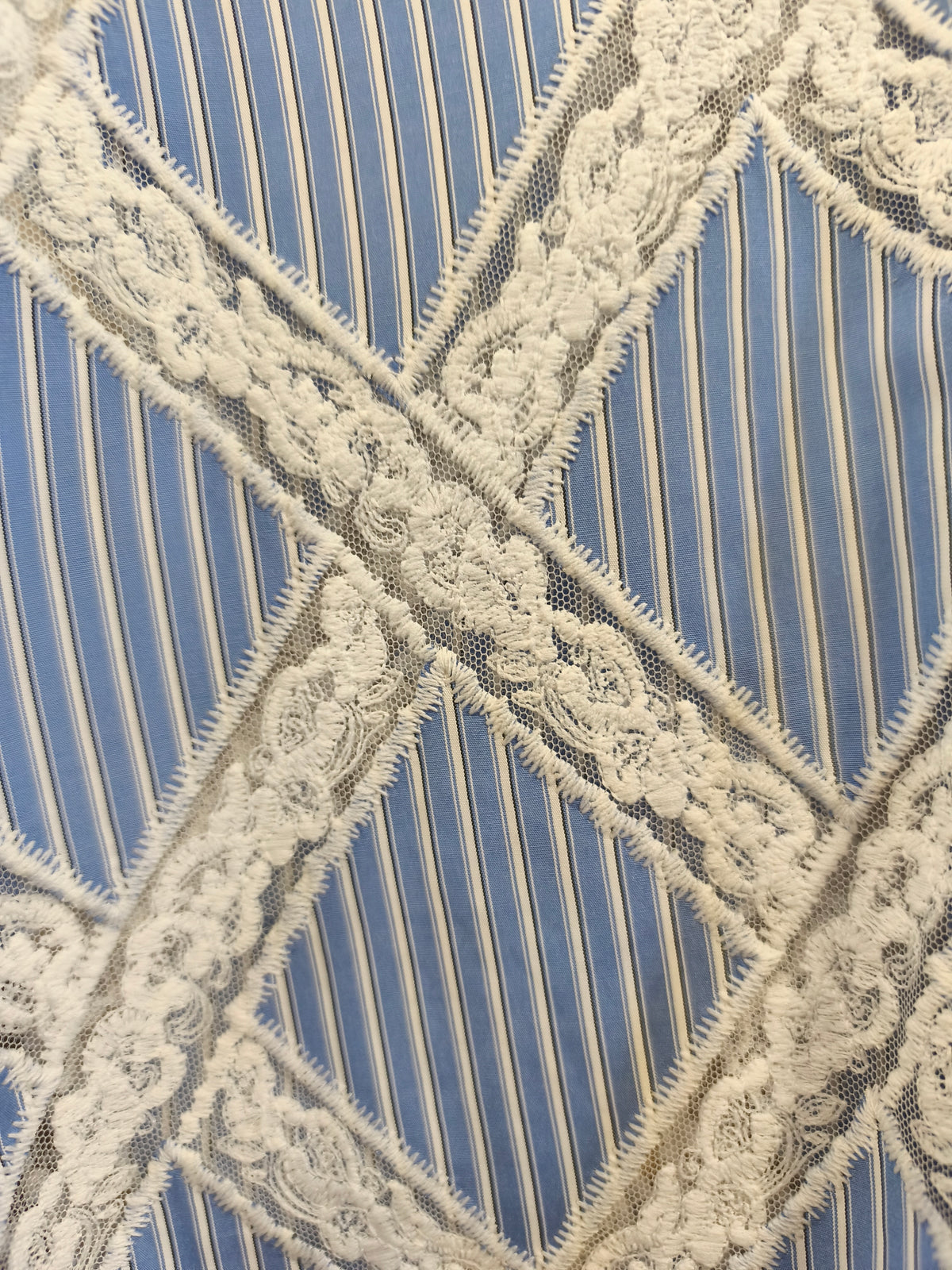 Chemise Rayée Bleu et Blanc Motif Losanges Dentelle MAE