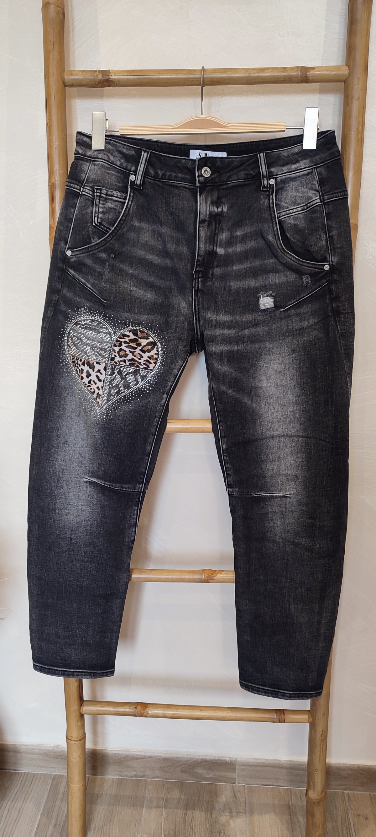 Jean Noir Délavé à Motif Coeur Strass et Léopard JUSTIN