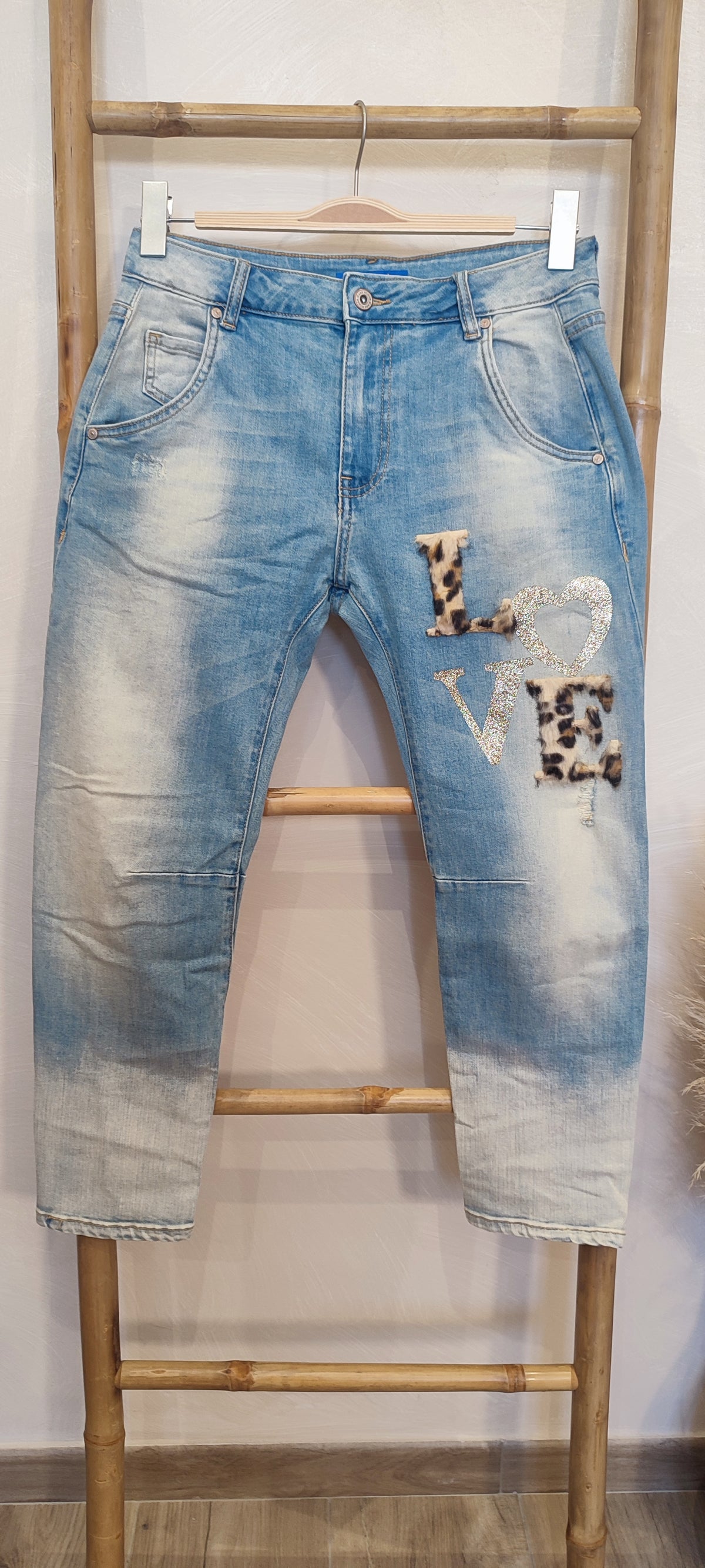 Jean Bleu Clair Délavé Inscription Paillette et Fourrure LOVE