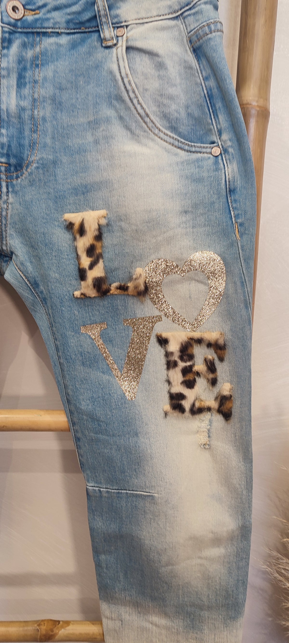 Jean Bleu Clair Délavé Inscription Paillette et Fourrure LOVE