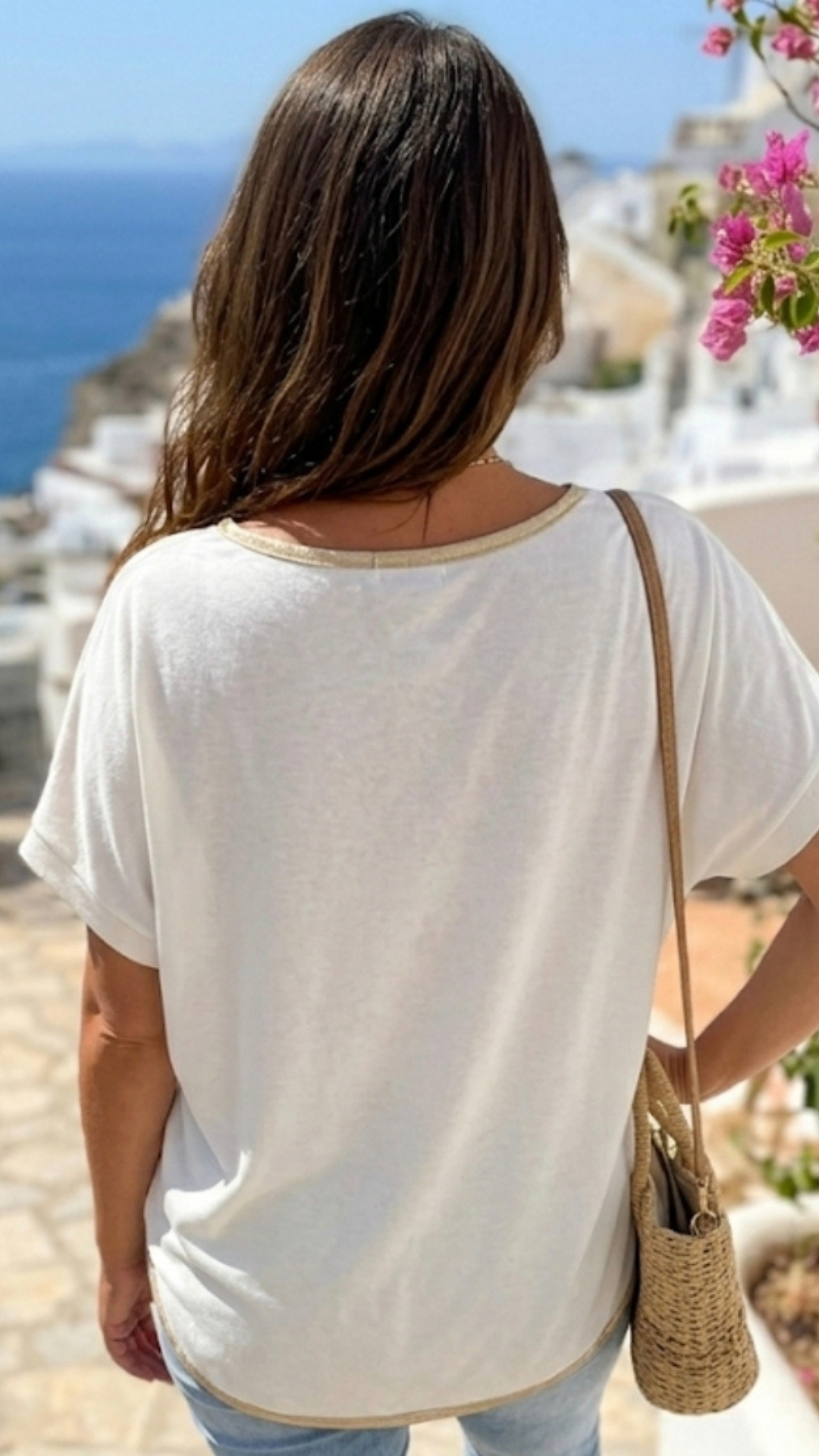 Tee-Shirt Blanc Cassé à Motif "Baskets & Strass"