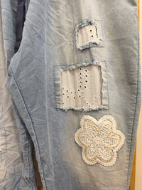 Pantalon en Jean Bleu Délavé Orné de Fleurs Brodées KRIS