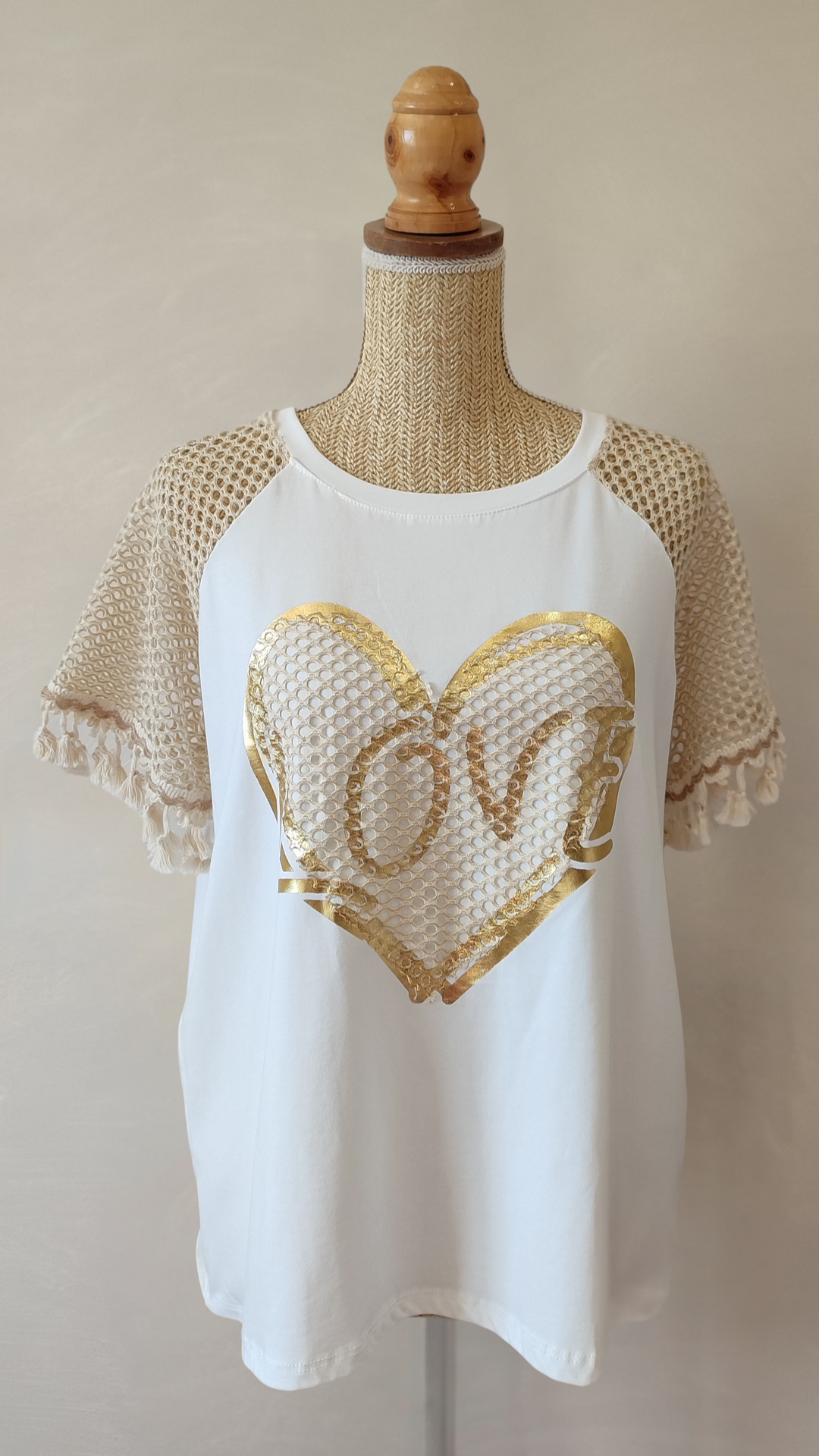 Tee-Shirt Blanc à Manches Résilles et Pompons LOVE