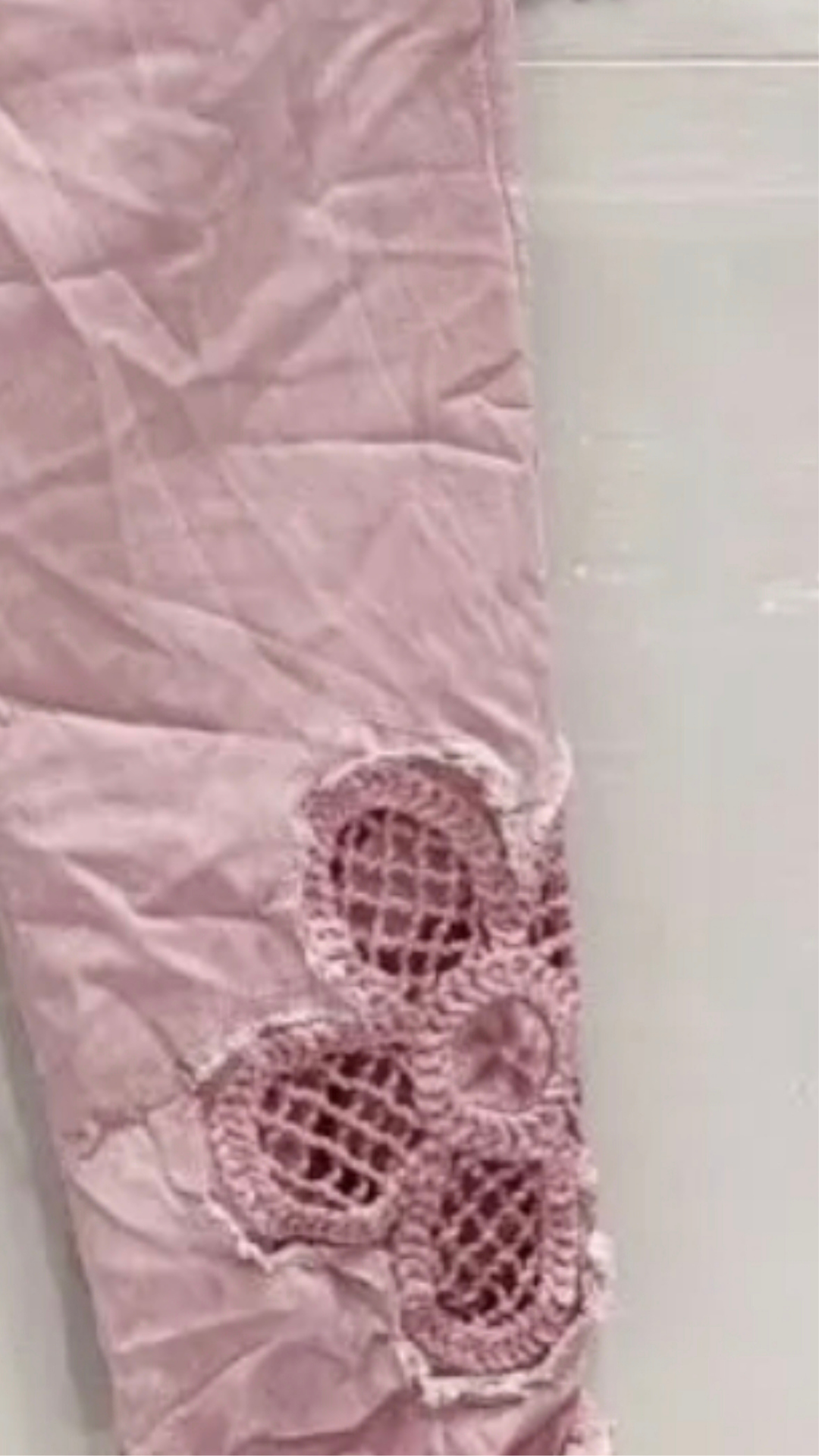 Pantalon Rose Poudré Délavé à Fleurs Ajourées AMODA
