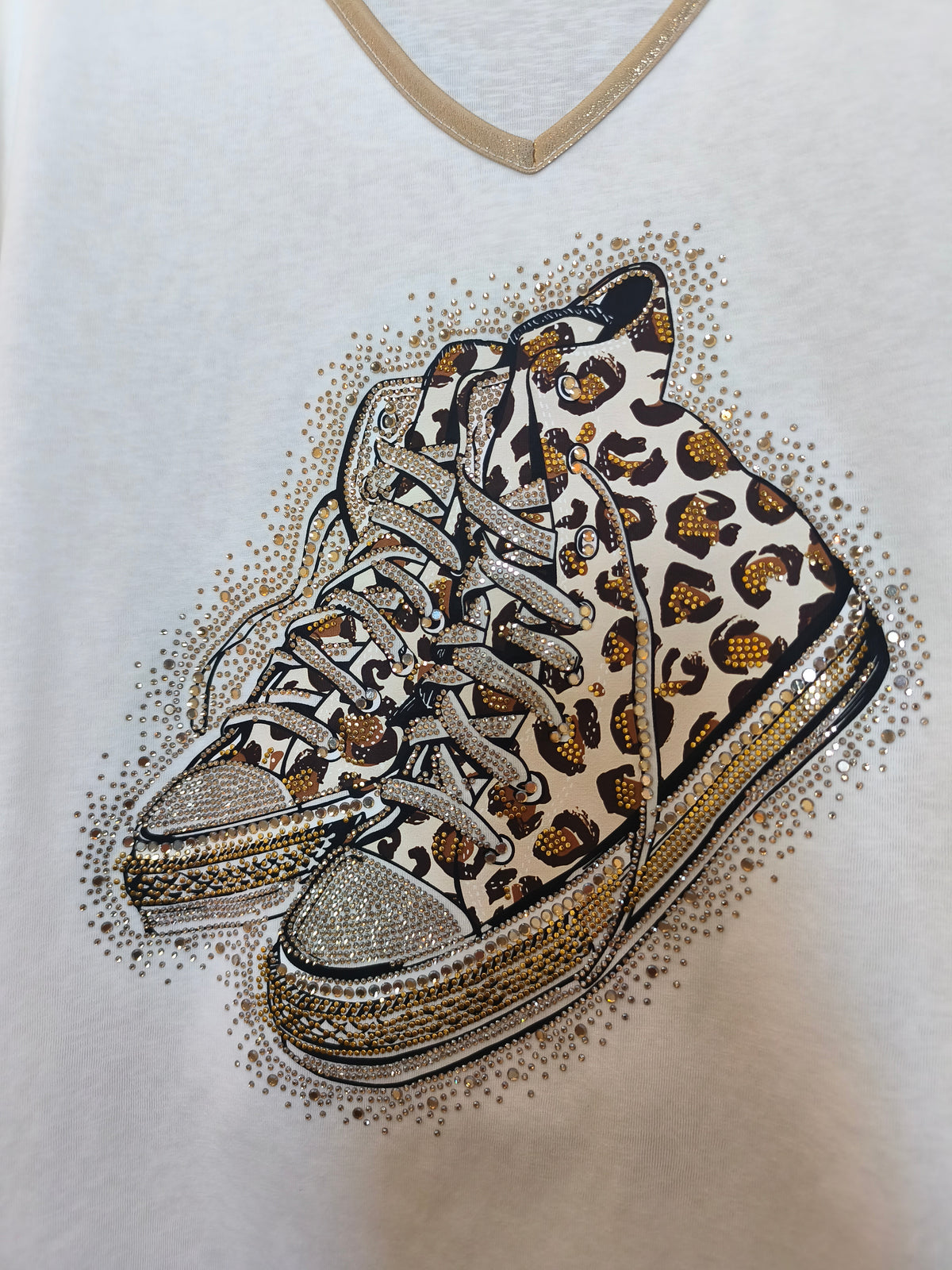 Tee-Shirt Blanc Cassé à Motif "Baskets & Strass"