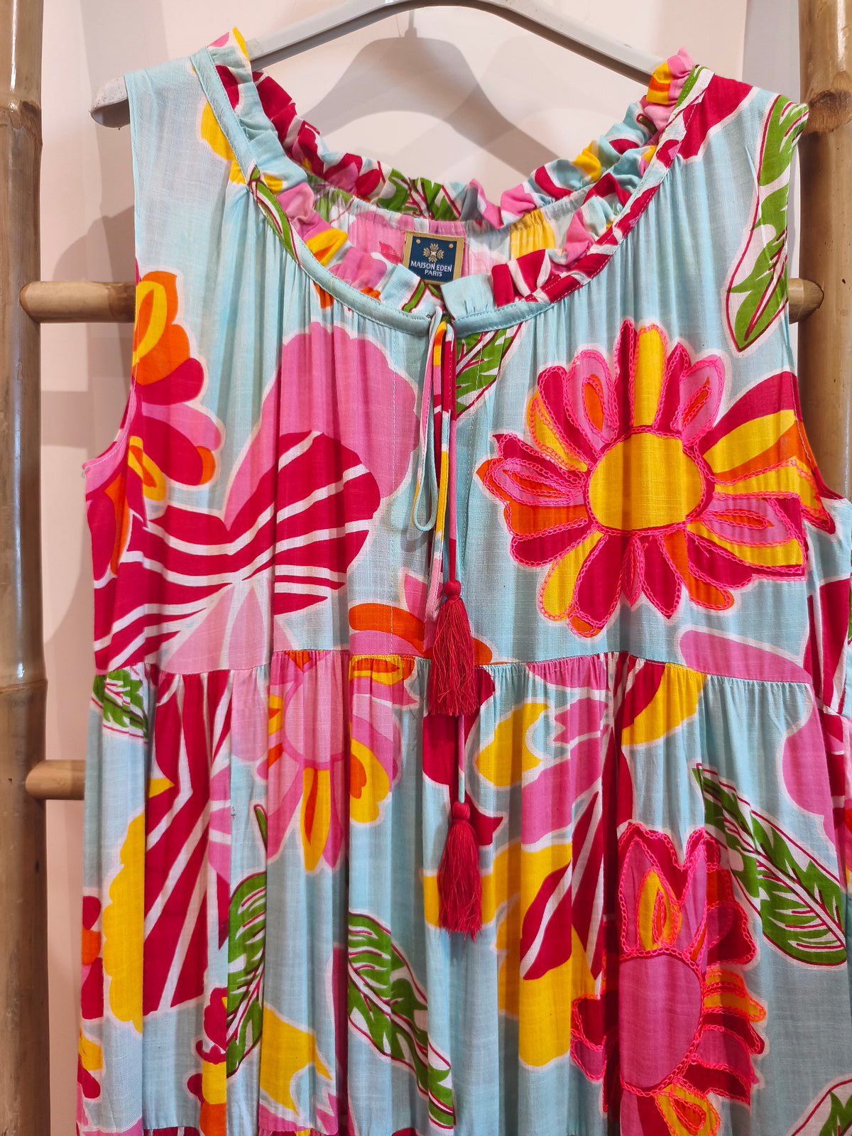 Robe Longue Bleu ciel et Fleurs Brodées Rose Fuchsia MERYL