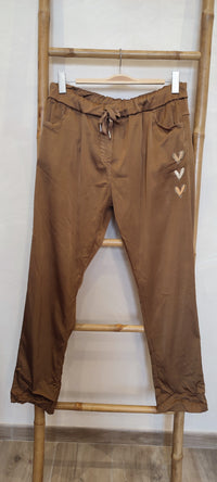 Pantalon Camel à Motif Coeurs GIANI