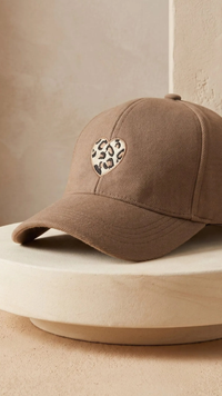 Casquette Taupe Imprimé Coeur Léopard MONIA