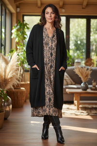 Robe bohème avec gilet noir sans capuche et bottes