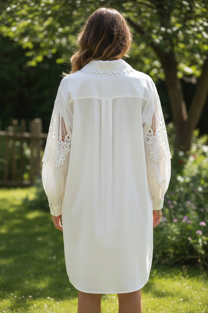 Robe Chemise Blanche Ajourée SANDY vue de dos portée