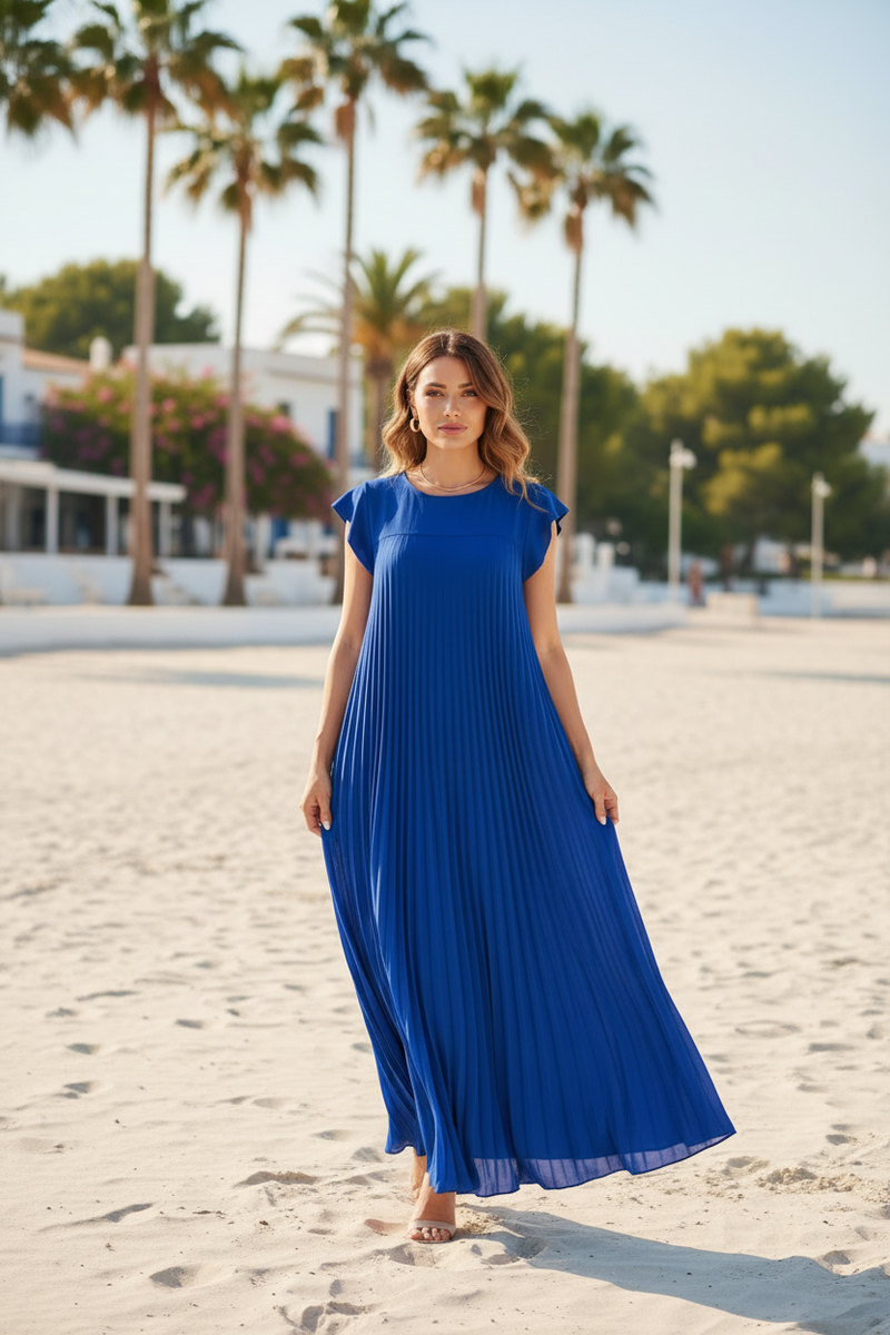 Robe plissée bleue sur la plage